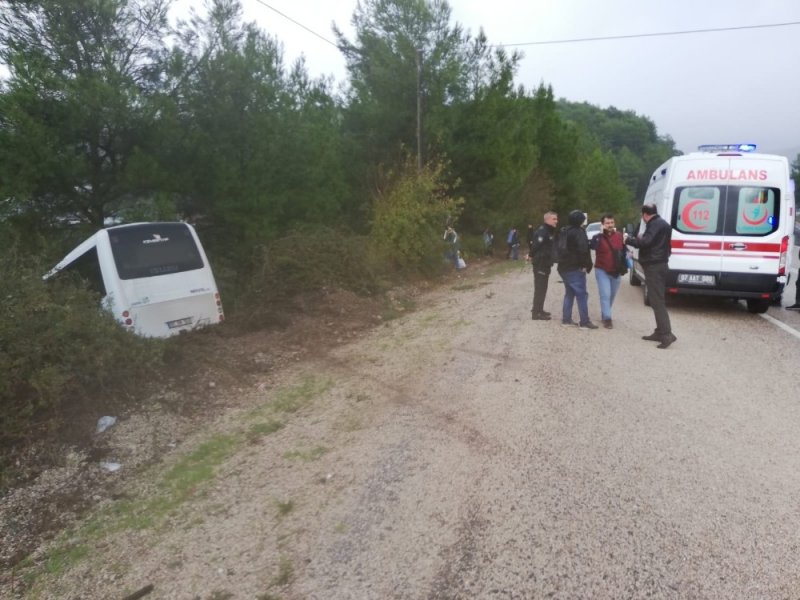 Turistleri Taşıyan Otobüs Şarampole Düştü