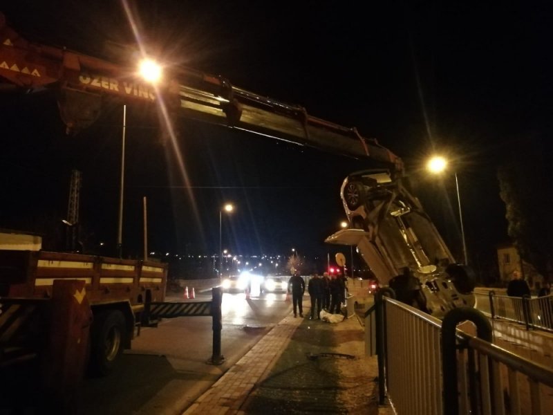 Otomobil Kanala Uçtu: 1 Yaralı