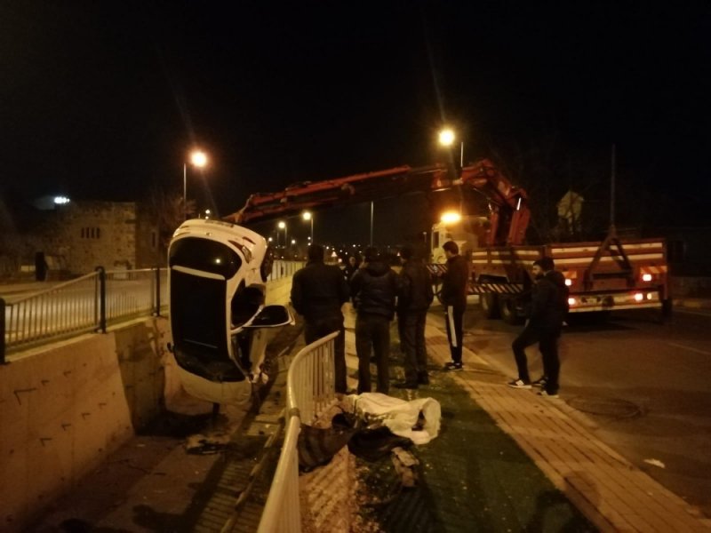 Otomobil Kanala Uçtu: 1 Yaralı