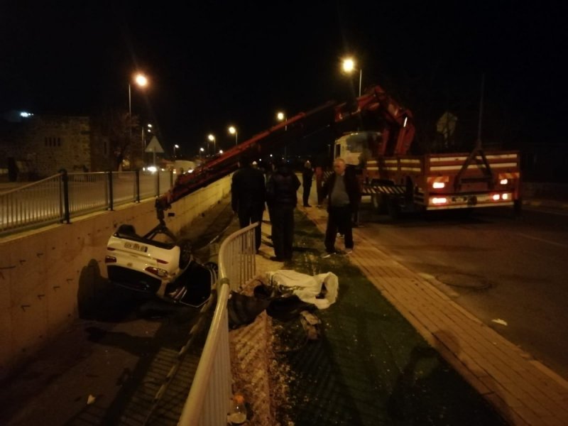 Otomobil Kanala Uçtu: 1 Yaralı