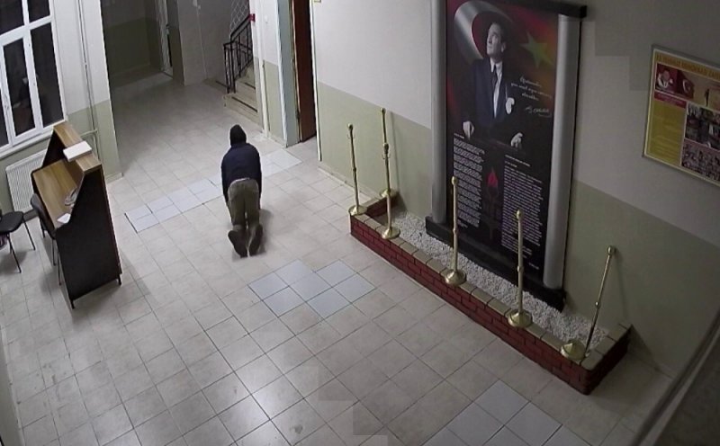 Karaman'da Okulda Hırsızlık Güvenlik Kamerasında