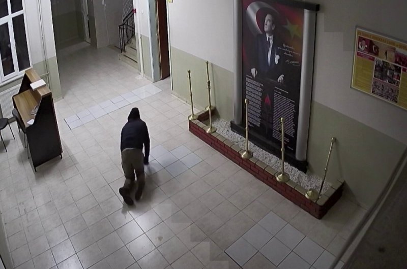 Karaman'da Okulda Hırsızlık Güvenlik Kamerasında