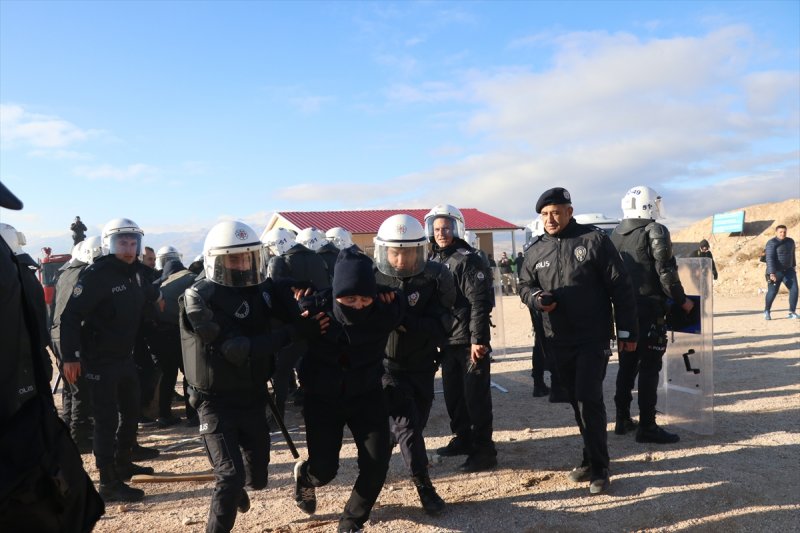 Niğde'de Çevik Kuvvet Toplumsal Olaylara Müdahale Tatbikatı Yaptı