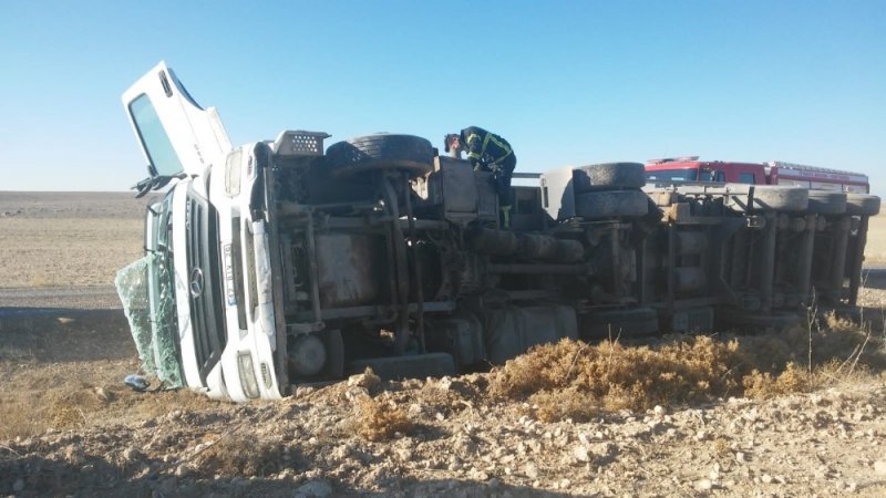 Devrilen Tankerin Kabininde Sıkışan Sürücüyü İtfaiye Çıkardı