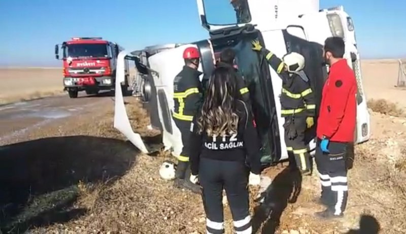 Devrilen Tankerin Kabininde Sıkışan Sürücüyü İtfaiye Çıkardı