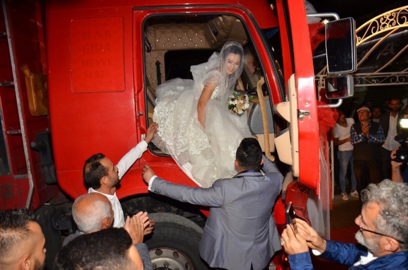 Antalya'da Düğünde Kamyon Sürprizi