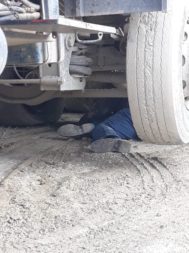 Kamyonun Altında Kalan İşçi Hayatını Kaybetti