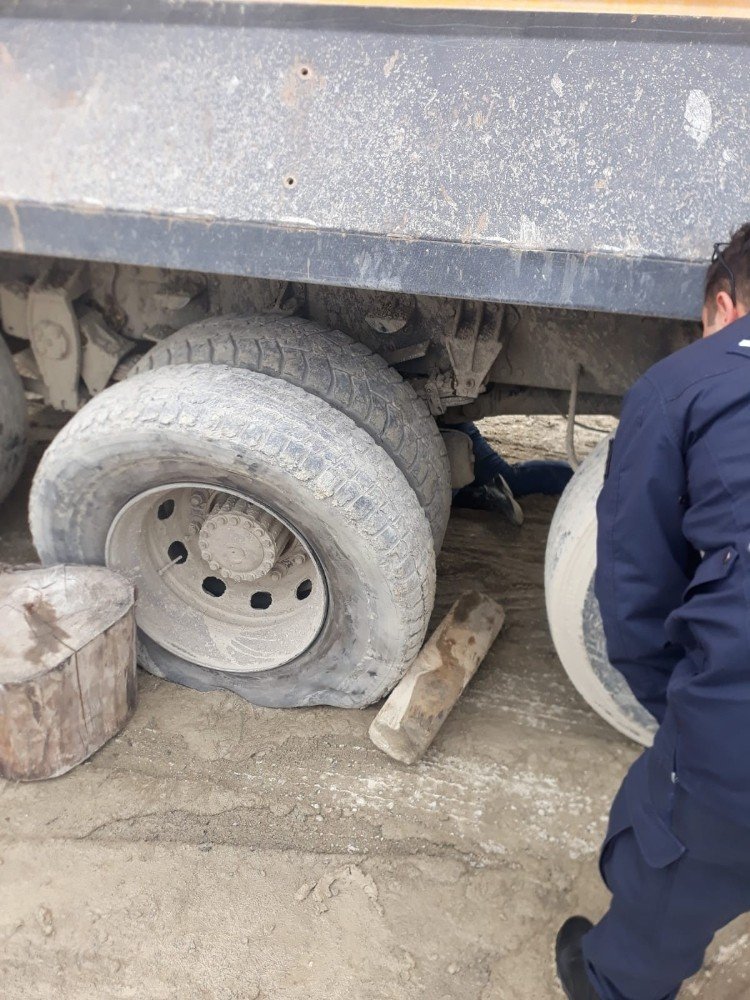 Kamyonun Altında Kalan İşçi Hayatını Kaybetti