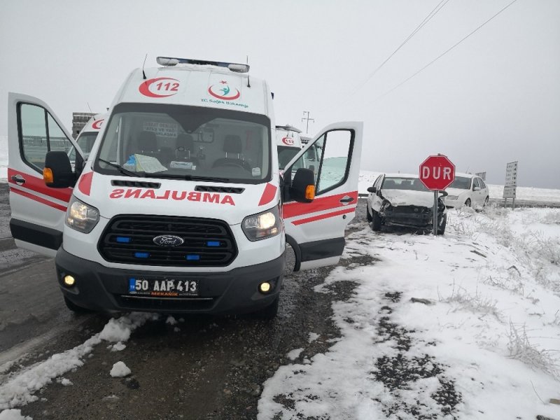 Aksaray’da İki Otomobil Çarpıştı: 6 Yaralı