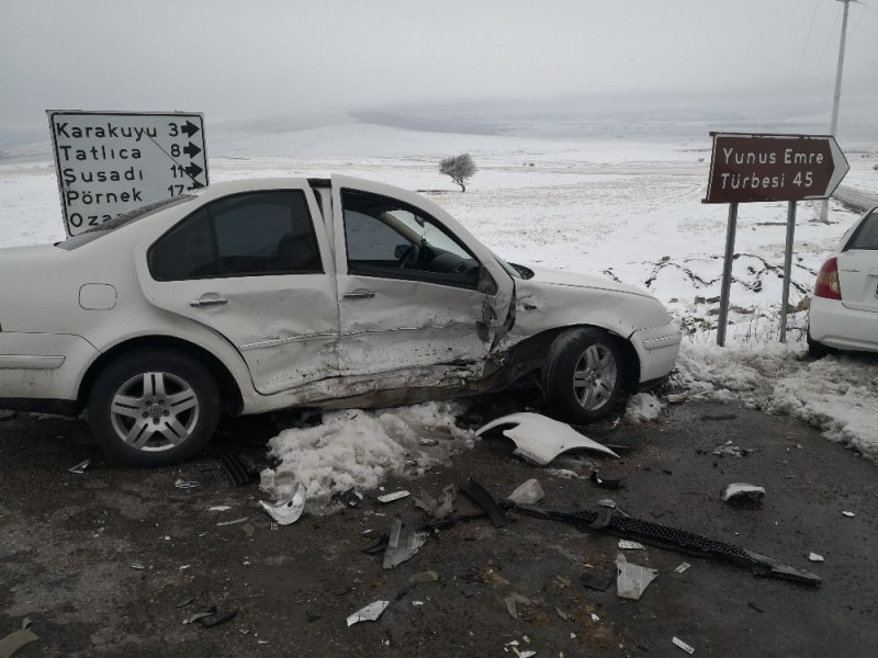 Aksaray’da İki Otomobil Çarpıştı: 6 Yaralı