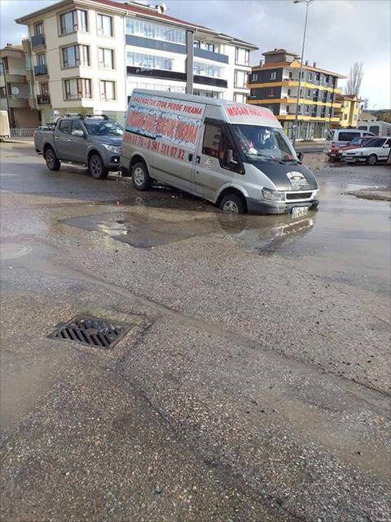 Yoldaki Su Dolu Çukur Kazaya Neden Oldu