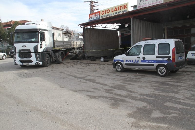 Tamir Ettiği Kamyon Lastiği Patlayınca Yaralandı