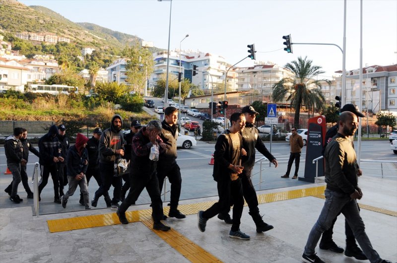 Antalya'daki Uyuşturucu Operasyonunda Gözaltına Alınan 16 Zanlı Tutuklandı