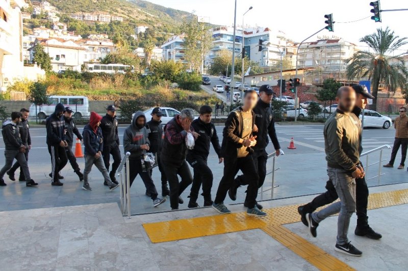 Uyuşturucu Şüphelilerinden Gazetecilere: “Çek Alanya Yakışıklı Görsün”