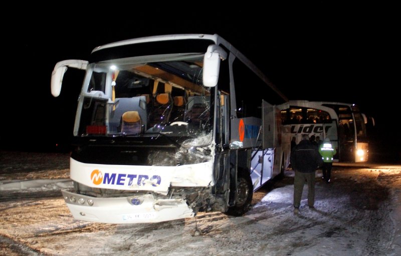 Kayseri'de Yolcu Otobüsü İle Otomobil Çarpıştı: 2 Ölü, 1 Yaralı
