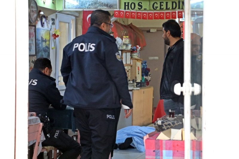 Türk Hal Müziği Sanatçısı Kıraathanede Kalbine Yenik Düştü