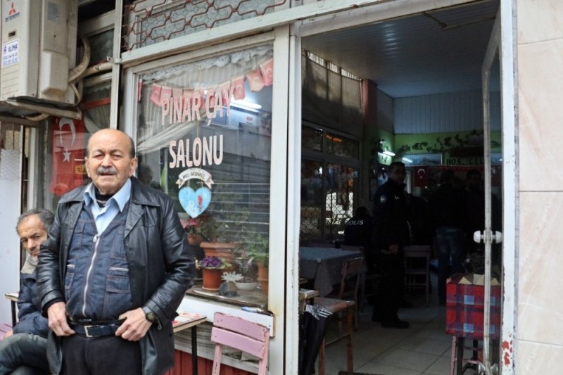 Türk Hal Müziği Sanatçısı Kıraathanede Kalbine Yenik Düştü