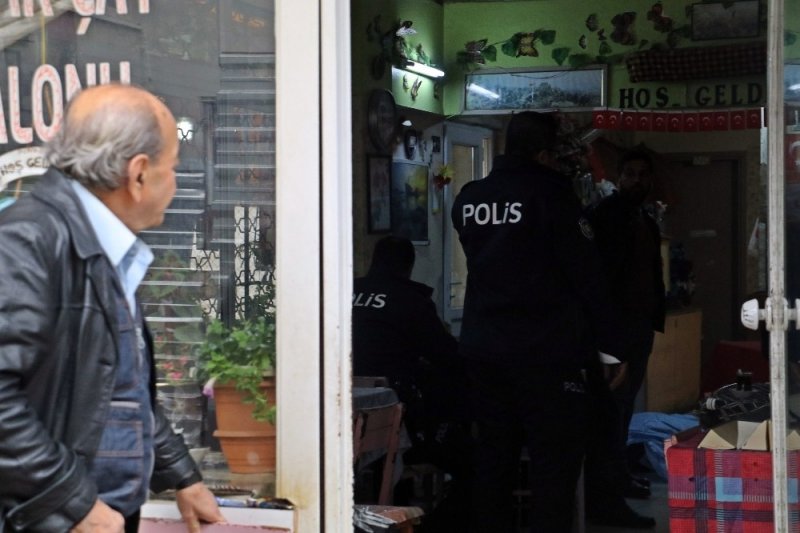 Türk Hal Müziği Sanatçısı Kıraathanede Kalbine Yenik Düştü