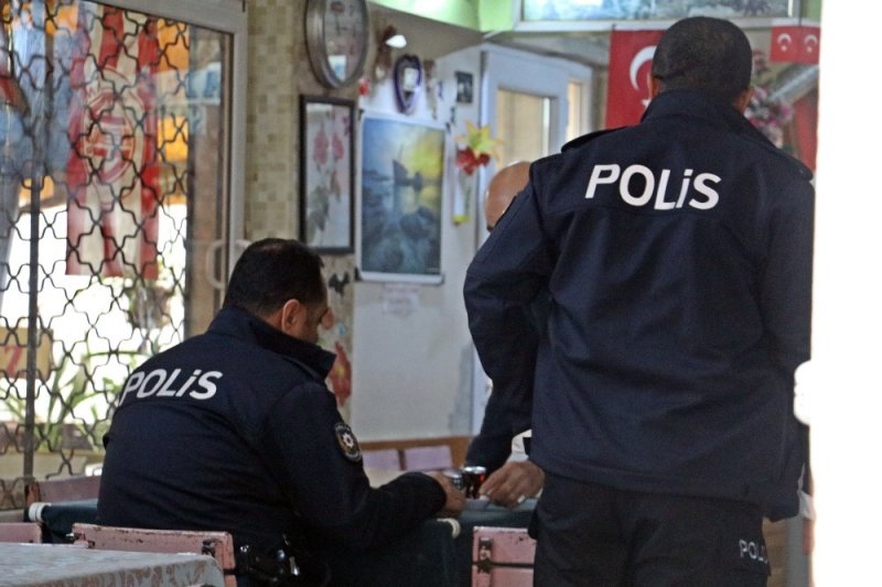 Türk Hal Müziği Sanatçısı Kıraathanede Kalbine Yenik Düştü