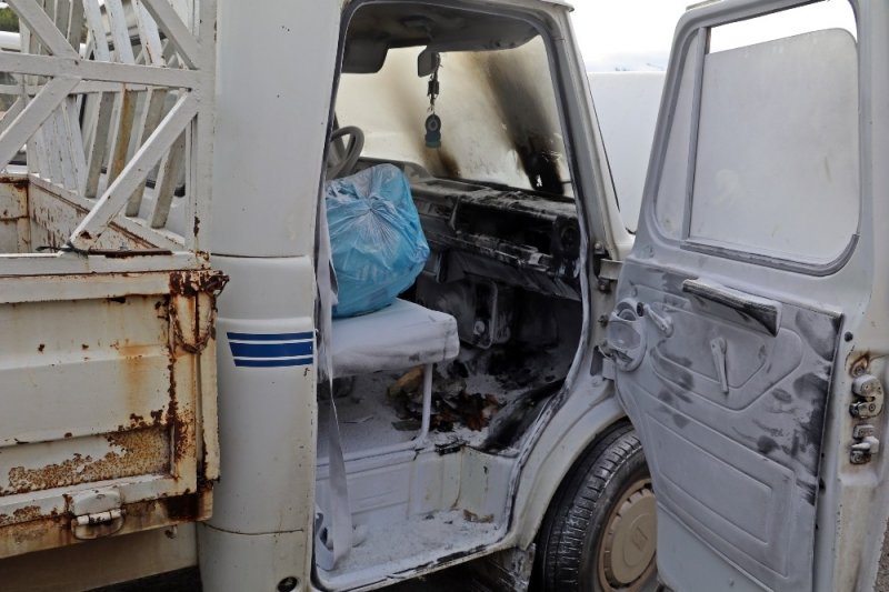 Halk Pazarında Park Halindeyken Yanan Kamyonet, Paniğe Neden Oldu