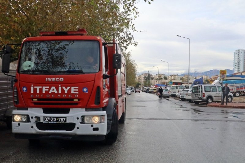 Halk Pazarında Park Halindeyken Yanan Kamyonet, Paniğe Neden Oldu