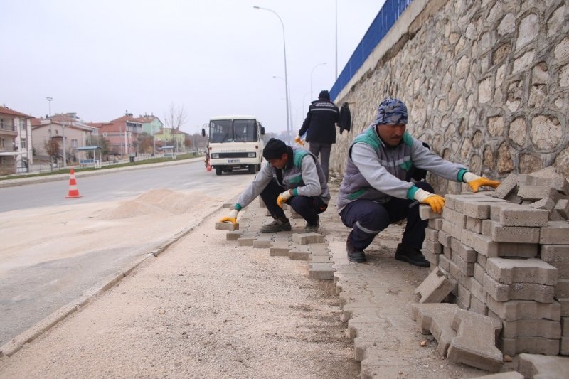 Karaman Belediyesi, Caddelerde Kaldırım Ve Peyzaj Düzenlemesi Başlattı