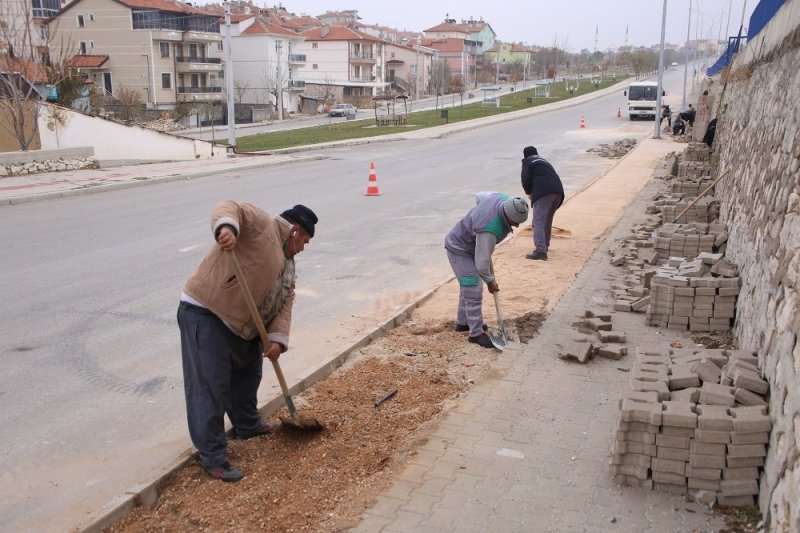 Karaman Belediyesi, Caddelerde Kaldırım Ve Peyzaj Düzenlemesi Başlattı