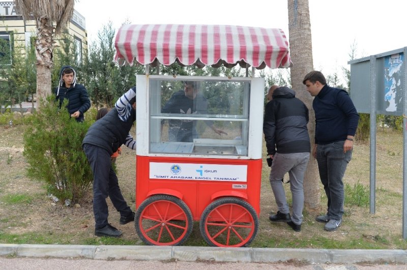 Simit Arabası Çalınan Engelliye Büyükşehir Belediyesi El Uzattı