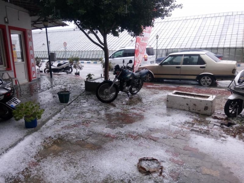 Kaş’ta Fındık Büyüklüğündeki Dolu Yağışı, Bazı Seralara Zarar Verdi