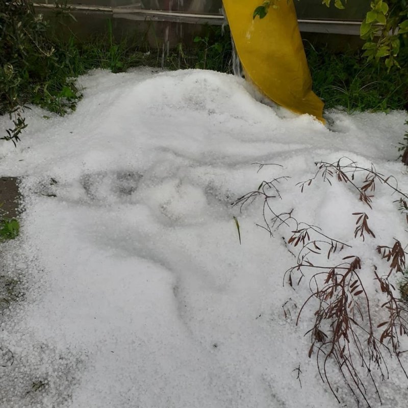 Kaş’ta Fındık Büyüklüğündeki Dolu Yağışı, Bazı Seralara Zarar Verdi