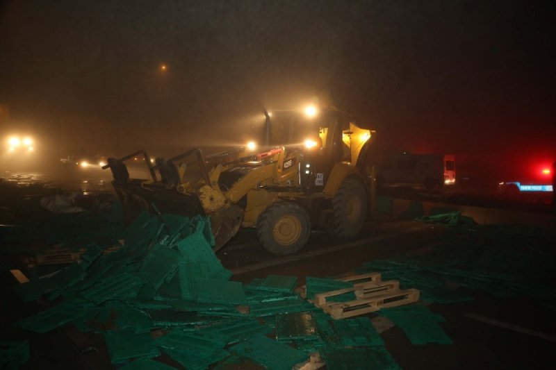 Başkent’te Yoğun Siste Virajı Alamayan Tır Refüje Çarptı: 1 Ölü
