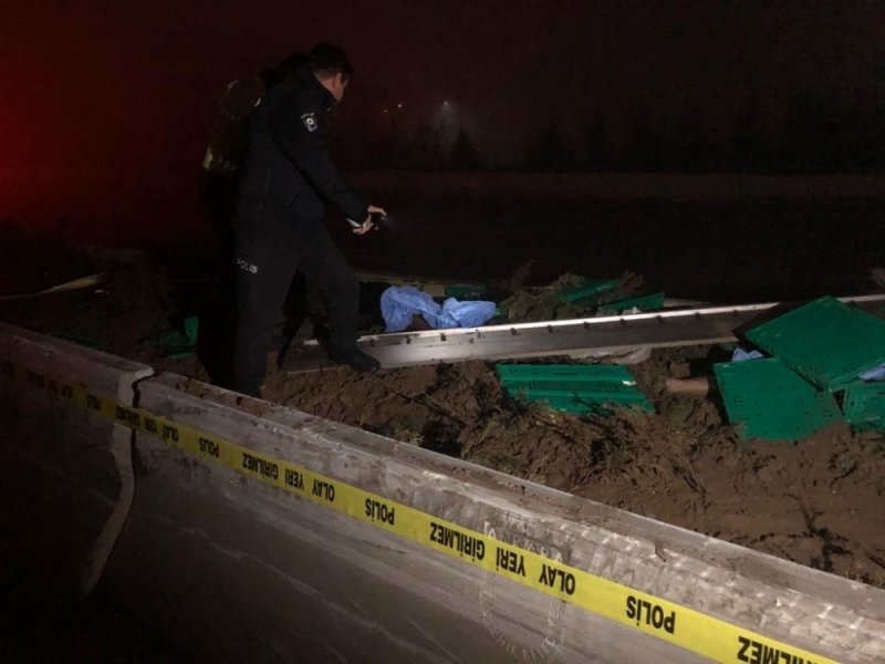 Başkent’te Yoğun Siste Virajı Alamayan Tır Refüje Çarptı: 1 Ölü