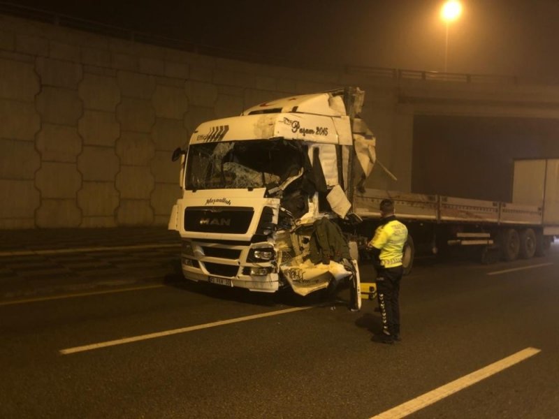 Başkent’te Yoğun Siste Virajı Alamayan Tır Refüje Çarptı: 1 Ölü