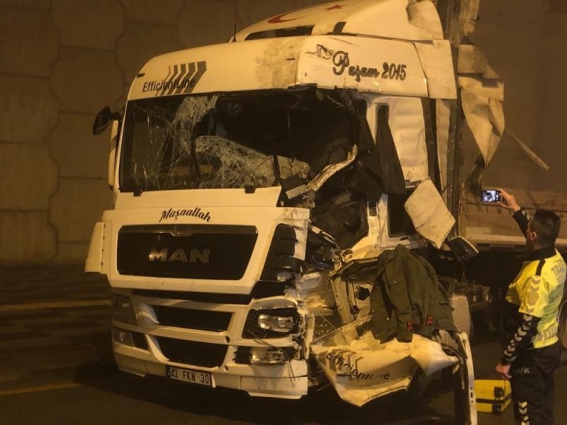 Başkent’te Yoğun Siste Virajı Alamayan Tır Refüje Çarptı: 1 Ölü