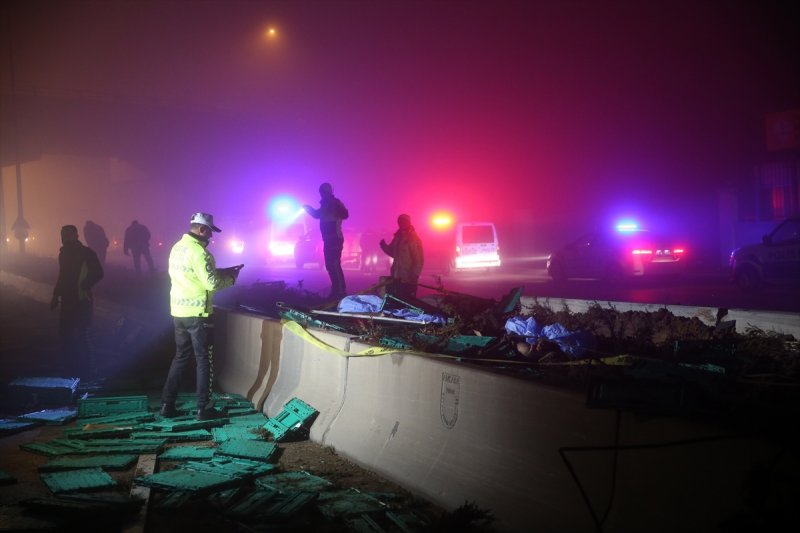 Başkentte Bariyerlere Çarpan Tırın Sürücüsü Öldü