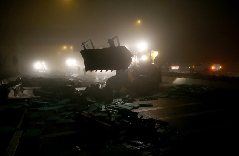 Başkentte Bariyerlere Çarpan Tırın Sürücüsü Öldü