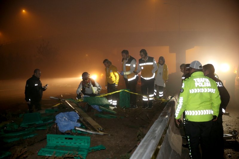Başkentte Bariyerlere Çarpan Tırın Sürücüsü Öldü