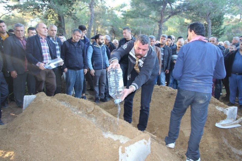 Annesinin, Babasının, Eşinin Ve Oğlunun Öldüğü Kazadan Üzerine Çay Dökülmesi Sayesinde Kurtulmuş
