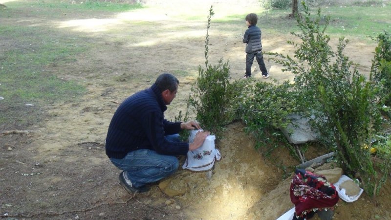 Annesinin, Babasının, Eşinin Ve Oğlunun Öldüğü Kazadan Üzerine Çay Dökülmesi Sayesinde Kurtulmuş