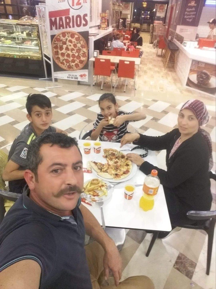 Annesinin, Babasının, Eşinin Ve Oğlunun Öldüğü Kazadan Üzerine Çay Dökülmesi Sayesinde Kurtulmuş