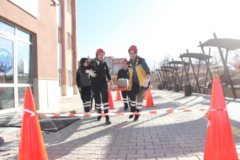 Paramedik Öğrencileri Rallide Yarıştı