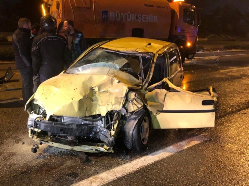 Başkent’te 2 Araca Çarpan Otomobilin Sürücüsü Kabin İçinde Sıkıştı