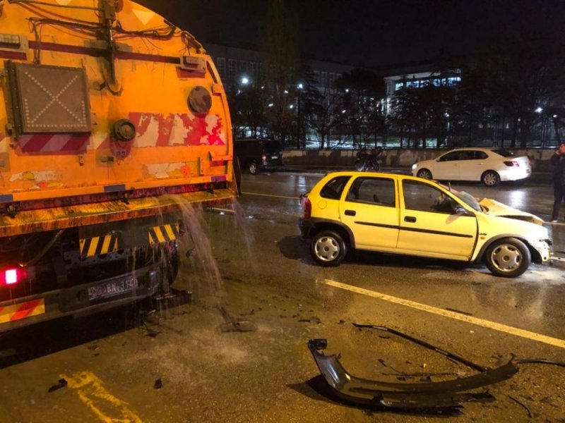 Başkent’te 2 Araca Çarpan Otomobilin Sürücüsü Kabin İçinde Sıkıştı