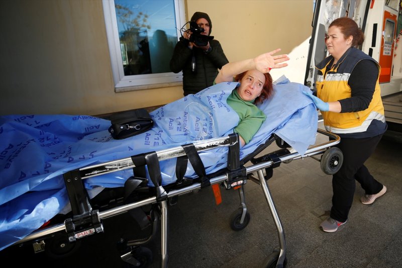 Antalya'da Bir Kadın Tartıştığı Komşusu Tarafından Bıçaklandı