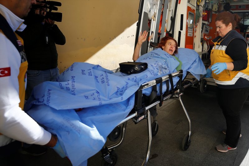 Antalya'da Bir Kadın Tartıştığı Komşusu Tarafından Bıçaklandı