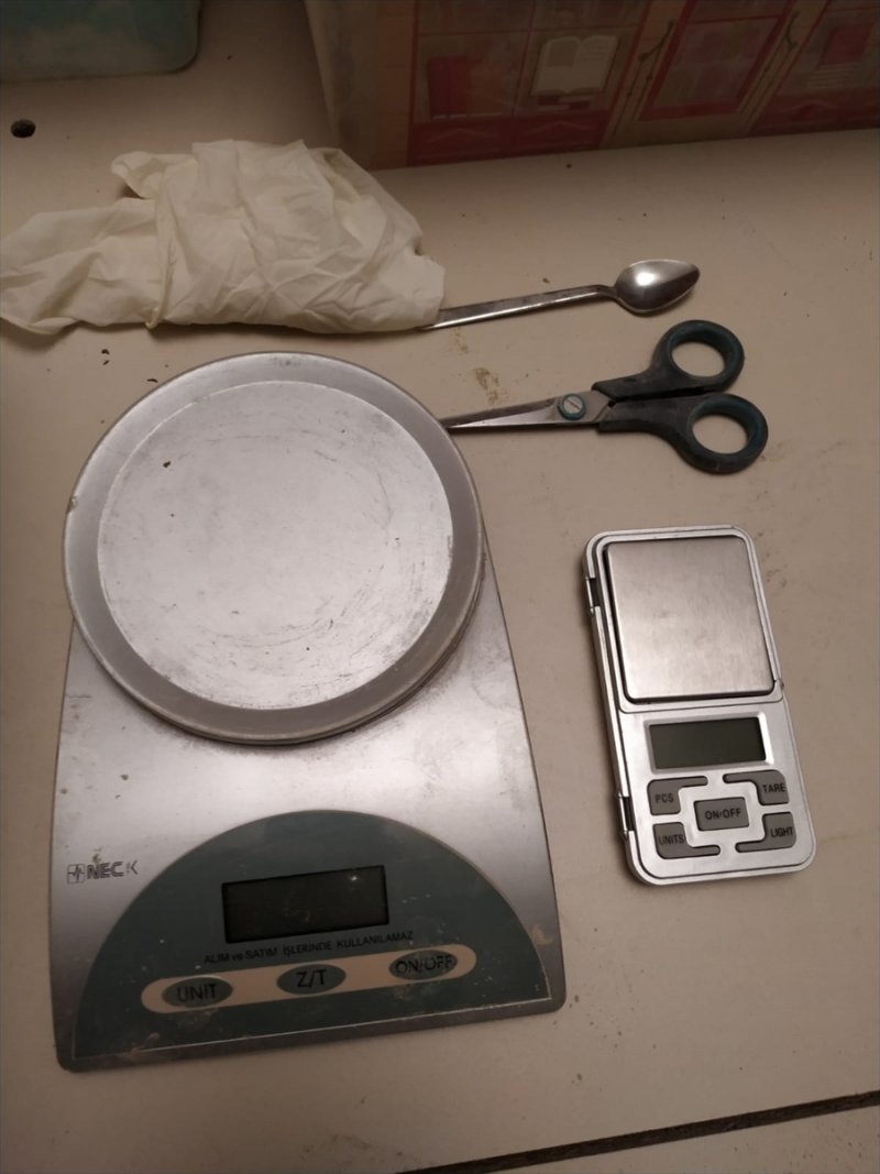 Başkentte Çevreyolunda Uyuşturucu Satan Şüphelinin Evinde El Bombası Çıktı