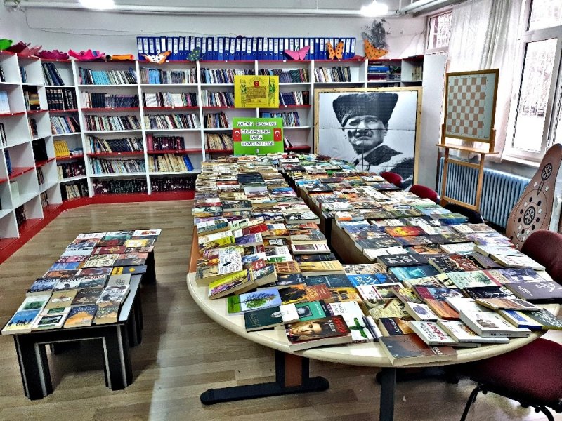 Karamanlı Öğretmen Ve Öğrencilerden Mehmetçiğe Kitap