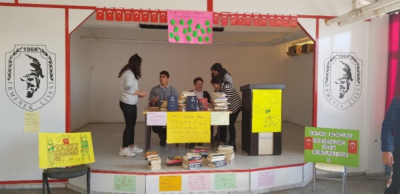 Karamanlı Öğretmen Ve Öğrencilerden Mehmetçiğe Kitap