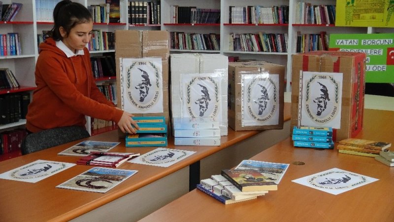 Karamanlı Öğretmen Ve Öğrencilerden Mehmetçiğe Kitap