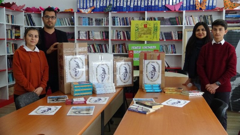 Karamanlı Öğretmen Ve Öğrencilerden Mehmetçiğe Kitap